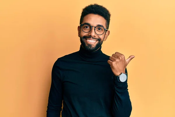 Bonito Hispânico Homem Com Barba Vestindo Camisola Gola Alta Apontando — Fotografia de Stock