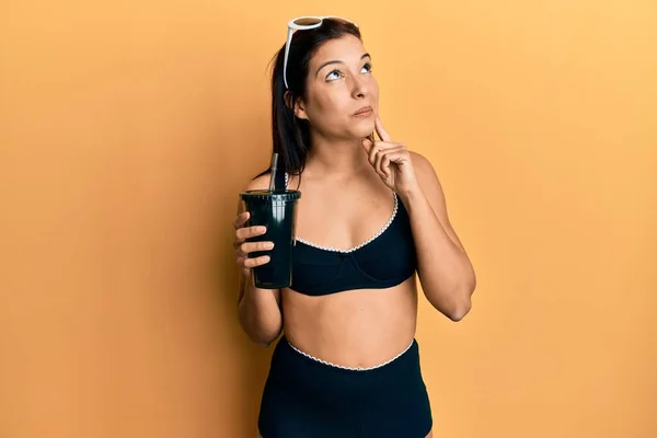 Jovem Latina Vestindo Biquíni Bebendo Refrigerante Rosto Sério Pensando Questão — Fotografia de Stock