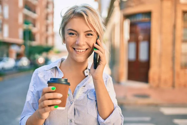 Genç Sarışın Kadın Gülümsüyor Akıllı Telefondan Konuşuyor Şehirde Kahve Içiyor — Stok fotoğraf