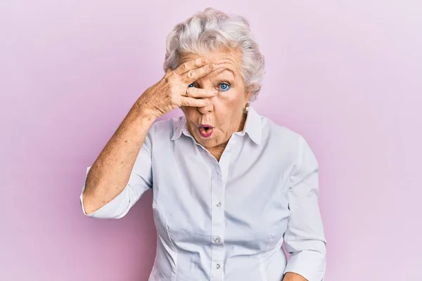 Starsza Siwowłosa Kobieta Ubrana Luźne Ubrania Podglądająca Dłońmi Twarz Oczy — Zdjęcie stockowe