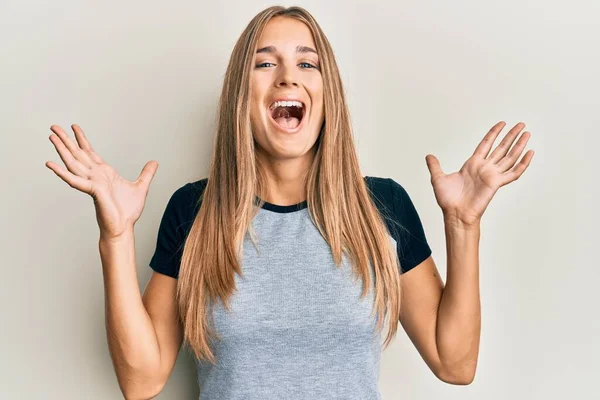 Giovane Donna Bionda Indossa Abiti Casual Che Celebrano Pazzo Pazzo — Foto Stock