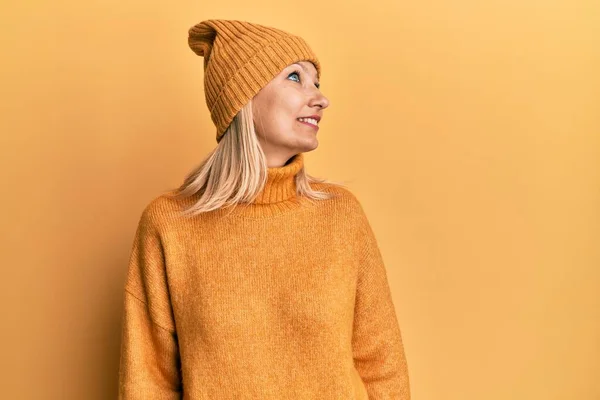 Mulher Caucasiana Meia Idade Vestindo Suéter Inverno Chapéu Olhando Para — Fotografia de Stock