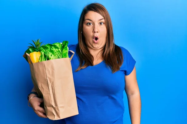 Hermosa Morena Más Tamaño Mujer Sosteniendo Bolsa Papel Con Comestibles — Foto de Stock