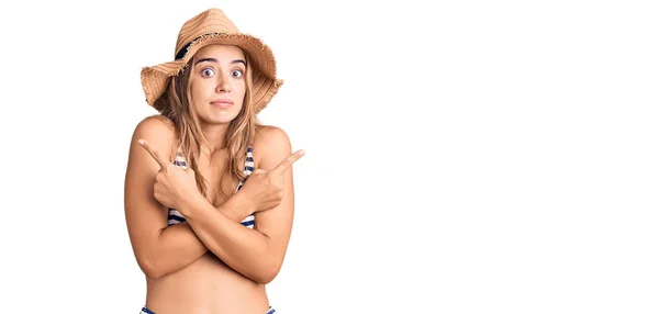 Giovane Bella Donna Bionda Che Indossa Bikini Cappello Che Punta — Foto Stock