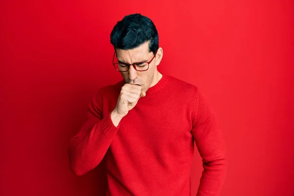 Bonito Hispânico Vestindo Roupas Casuais Óculos Sentindo Mal Tosse Como — Fotografia de Stock