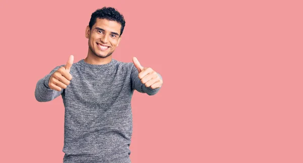 Der Hispanische Gut Aussehende Junge Mann Lässigem Pullover Zustimmend Positive — Stockfoto