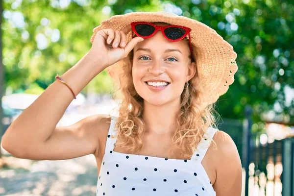 Giovane Bella Donna Caucasica Con Capelli Biondi Sorridente Felice All — Foto Stock