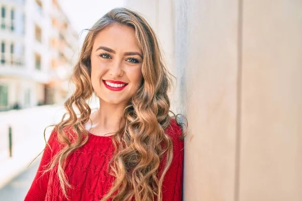 Giovane Ragazza Bionda Sorridente Felice Appoggiata Muro Della Città — Foto Stock