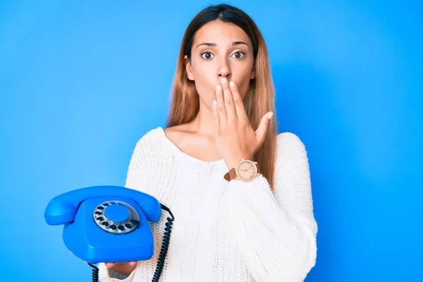 Genç Esmer Kadın Klasik Telefon Kullanıyor Ağzını Eliyle Kapatıyor Şok — Stok fotoğraf