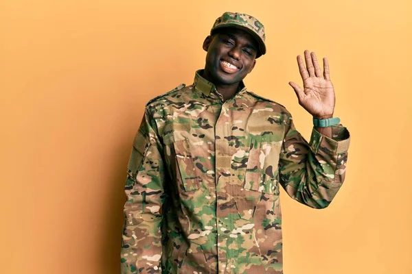 軍の制服を着た若いアフリカ系アメリカ人男性が挨拶をしながら笑顔で優しい歓迎のジェスチャー — ストック写真