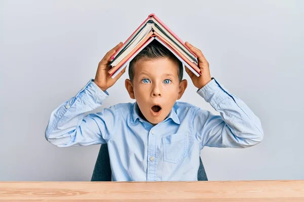 Adorable Niño Caucásico Sosteniendo Libro Cabeza Asustado Sorprendido Con Sorpresa — Foto de Stock