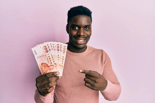 Όμορφος Μαύρος Που Κρατάει Χαρτονόμισμα 100 Δολαρίων Νέας Ζηλανδίας Χαμογελώντας — Φωτογραφία Αρχείου