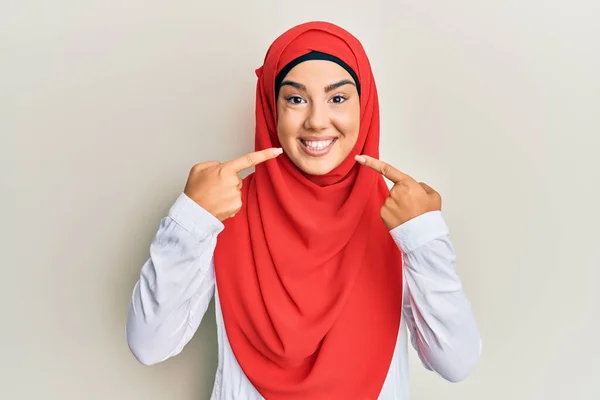 Jeune Belle Fille Hispanique Portant Écharpe Traditionnelle Islamique Hijab Souriant — Photo