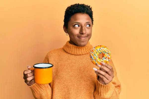 Jong Afrikaans Amerikaans Meisje Eten Donut Het Drinken Van Koffie — Stockfoto