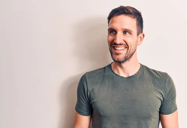 Joven Hombre Guapo Con Camiseta Casual Pie Sobre Fondo Blanco — Foto de Stock