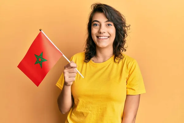 Fiatal Spanyol Kezében Szomália Zászló Néz Pozitív Boldog Álló Mosolygó — Stock Fotó
