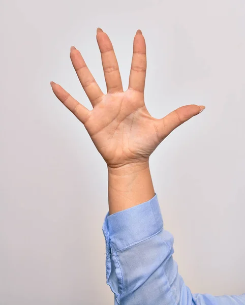 用张开的手掌和凌乱的手指伸出孤立的白色背景的高加索年轻女子的手表示5号 — 图库照片