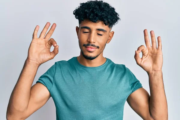 Homem Bonito Árabe Jovem Vestindo Roupas Casuais Relaxar Sorrir Com — Fotografia de Stock