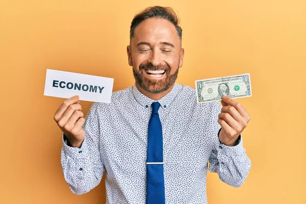 Knappe Man Van Middelbare Leeftijd Die Economie Boodschap Vasthoudt Een — Stockfoto