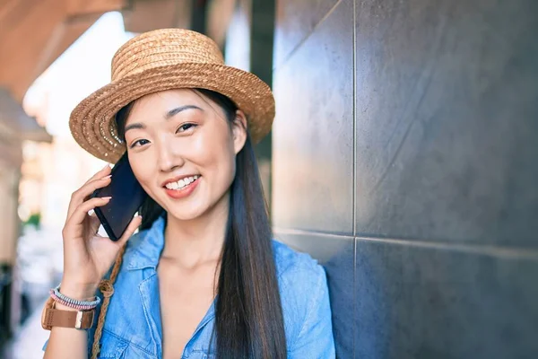 Jeune Femme Touristique Chinoise Parlant Sur Smartphone Appuyé Sur Mur — Photo