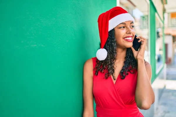 Jeune Fille Afro Américaine Portant Chapeau Noël Parlant Sur Smartphone — Photo