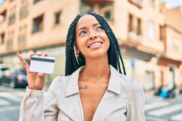 Junge Afroamerikanerin Lächelt Glücklich Mit Kreditkarte Der Hand Durch Die — Stockfoto