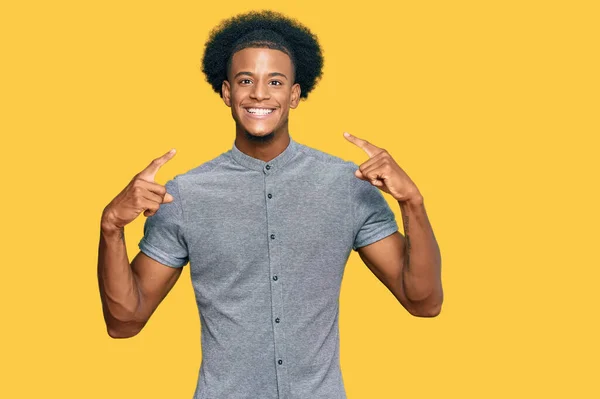 Afrikansk Amerikansk Man Med Afro Hår Bär Casual Kläder Ler — Stockfoto