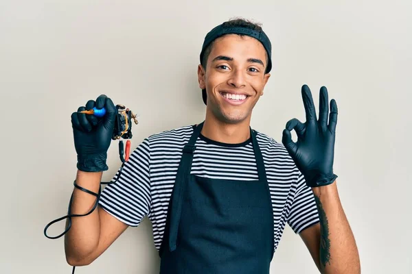 Joven Hombre Afroamericano Guapo Tatuador Con Uniforme Profesional Guantes Con — Foto de Stock