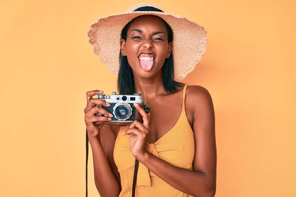 Mladý Africký Americký Žena Nošení Letní Klobouk Držení Vintage Kamera — Stock fotografie