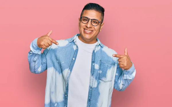 Joven Latino Vestido Con Ropa Casual Gafas Que Lucen Confiadas — Foto de Stock