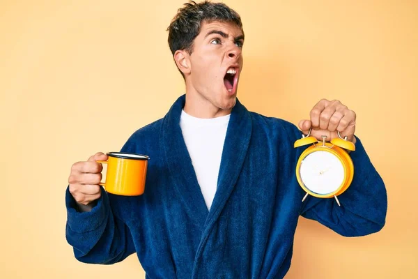 Junger Gutaussehender Mann Bademantel Mit Tasse Kaffee Und Wecker Wütend — Stockfoto