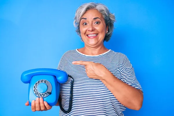 Sénior Hispânico Cinza Mulher Cabelos Brancos Segurando Telefone Vintage Sorrindo — Fotografia de Stock