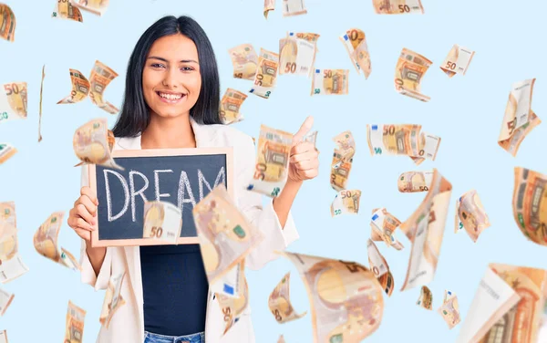 Jovem Bela Menina Latina Segurando Quadro Negro Com Palavra Sonho — Fotografia de Stock