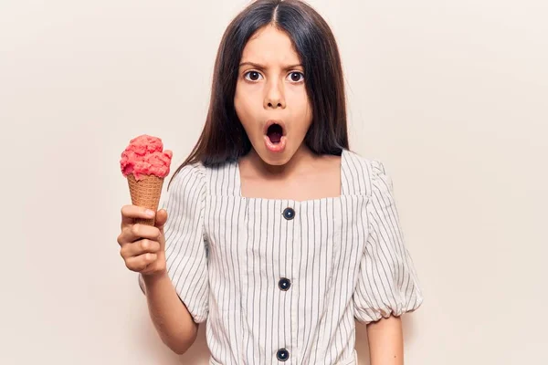 Όμορφο Κορίτσι Παιδί Κρατώντας Παγωτό Φοβάται Και Έκπληκτος Ανοιχτό Στόμα — Φωτογραφία Αρχείου