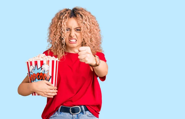 Jonge Blonde Vrouw Met Krullend Haar Eten Popcorn Geïrriteerd Gefrustreerd — Stockfoto