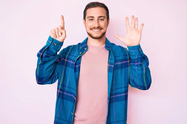 Jonge Knappe Man Draagt Casual Kleding Tonen Wijzen Met Vingers — Stockfoto