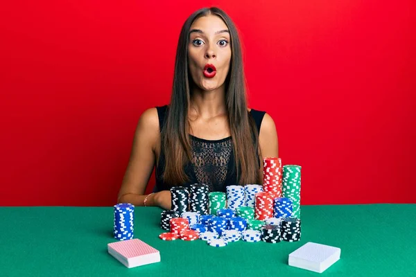 Genç Spanyol Kadın Masada Oturmuş Poker Oynuyor Korkmuş Şaşırmış Bir — Stok fotoğraf