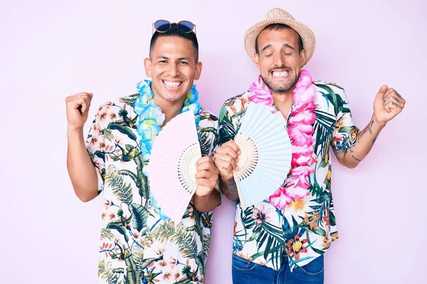 Jong Gay Paar Van Twee Mannen Dragen Zomer Shirt Holding — Stockfoto