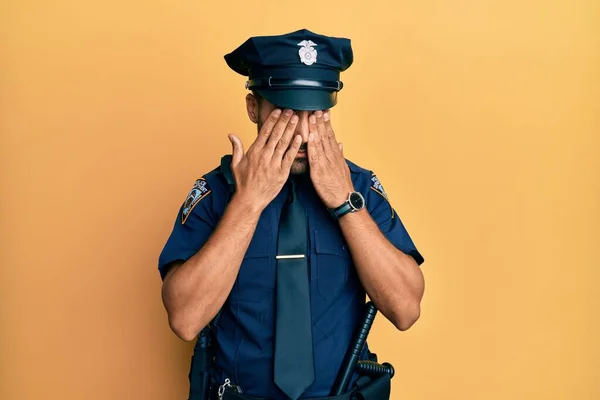 Bonito Hispânico Vestindo Uniforme Policial Esfregando Olhos Para Fadiga Dor — Fotografia de Stock