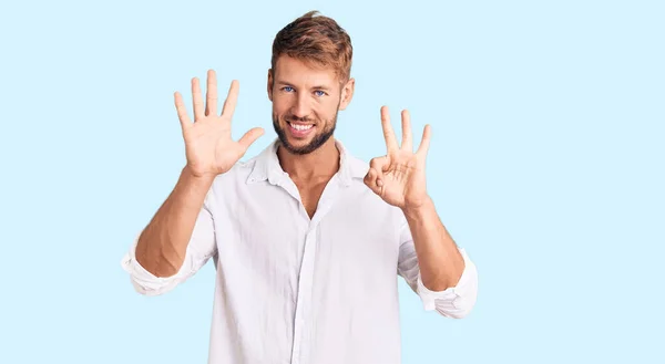 Junger Kaukasischer Mann Lässiger Kleidung Zeigt Mit Finger Nummer Acht — Stockfoto