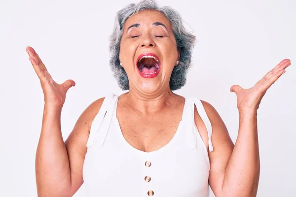 Starsza Latynoska Kobieta Luźnych Ciuchach Świętująca Sukces Podniesionymi Ramionami Zamkniętymi — Zdjęcie stockowe