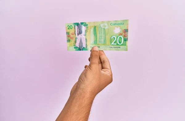 Mano Hispana Sosteniendo Billete Dólares Canadienses Sobre Fondo Rosa Aislado —  Fotos de Stock