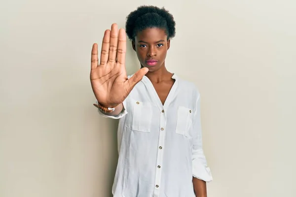 Junge Afrikanisch Amerikanische Mädchen Lässiger Kleidung Tun Stop Singen Mit — Stockfoto