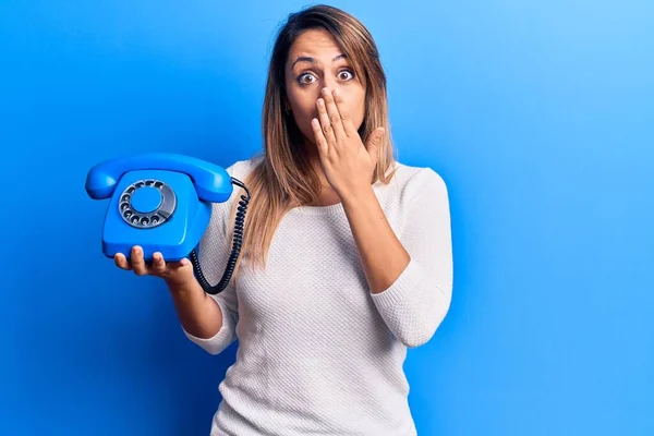 Jeune Belle Femme Tenant Téléphone Vintage Couvrant Bouche Avec Main — Photo