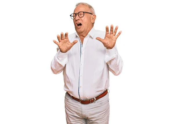 Starszy Biały Mężczyzna Biznesowej Koszuli Okularach Przerażony Przerażony Strachem Zatrzymuje — Zdjęcie stockowe