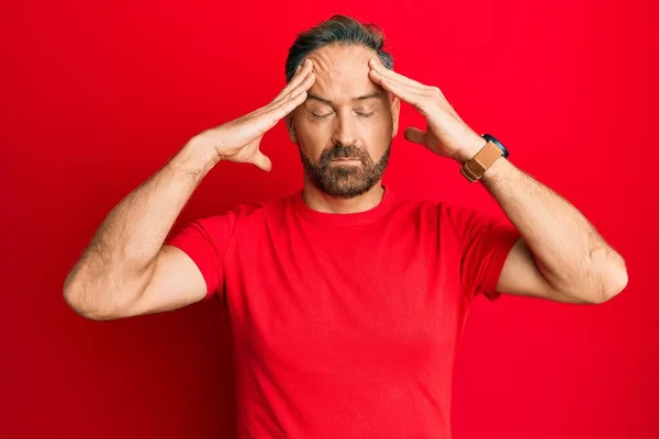 Hombre Guapo Mediana Edad Con Camiseta Roja Casual Con Mano —  Fotos de Stock