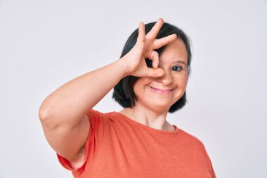 Down sendromlu esmer kadın, günlük kıyafetler giyiyor, gülümsüyor, mutlu mesut gülümsüyor. 