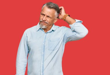 Sıradan kıyafetler giyen orta yaşlı, kır saçlı bir adam soru sorup kafasını karıştırıyor. Şüpheyle kararsız, kafa kafaya düşünerek. Düşünceli kavram. 