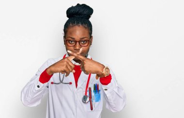 Genç Afrikalı Amerikalı kadın doktor üniforması giyiyor ve steteskop reddediliyor. 