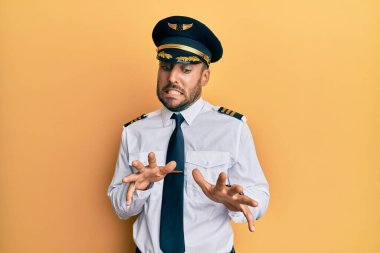 Yakışıklı, İspanyol pilot üniforması giyen, tiksindirici, tiksindirici, tiksindirici, tiksindirici bir yüz ifadesi takınan,. 